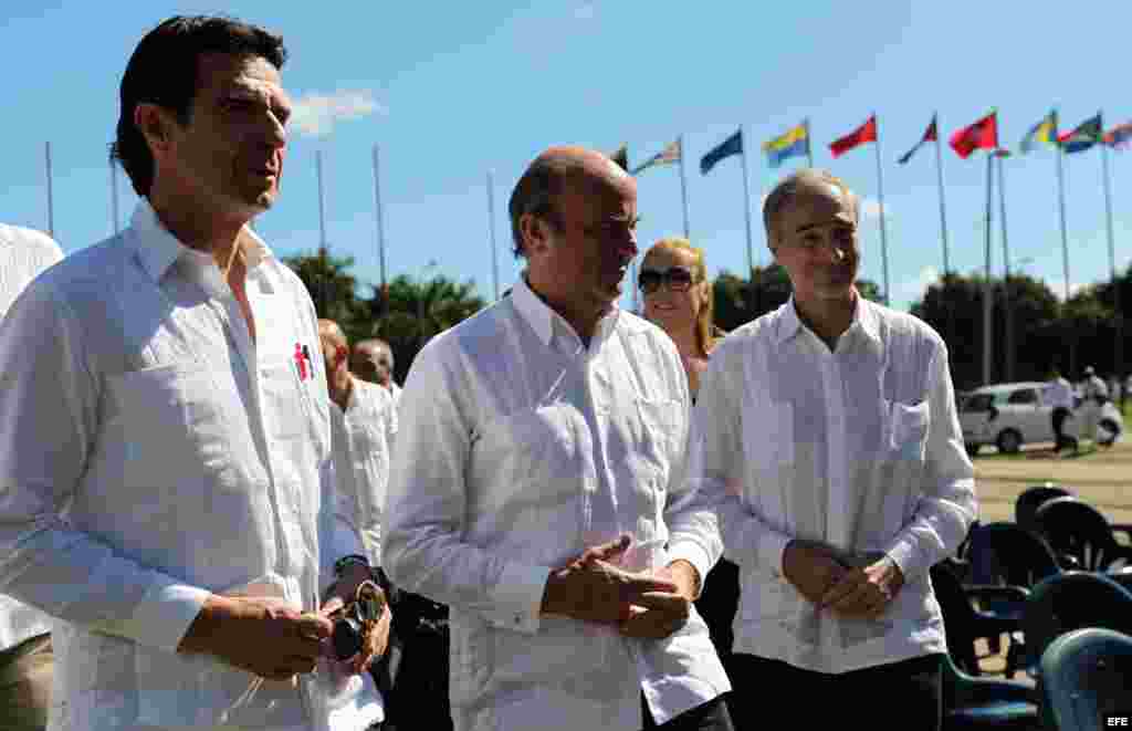 El ministro de Economía y Competitividad de España, Luis De Guindos; el de Industria, Energía y Turismo, José Manuel Soria y el embajador de España, Francisco Montalbán en la inauguración de la Feria Internacional de La Habana el 2 de noviembre de 2015. 