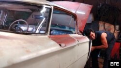 Un hombre repara un viejo Oldsmobile de la década del 50 en un taller particular en La Habana (Cuba).