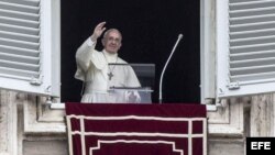 El papa Francisco saluda desde una de las ventanas del Vaticano.