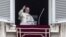 El papa Francisco saluda desde una de las ventanas del Vaticano.