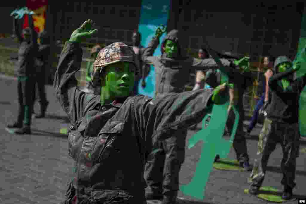 Un grupo de estudiantes de la Universidad Experimental de Arte (UNEARTE) protestan caracterizados como militares en contra de la represión militar a estudiantes y civiles hoy, viernes 11 de abril del 2014, en Caracas (Venezuela).