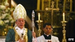 El cardenal de Lima, Juan Luis Cipriani (Izq.).