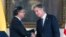 El secretario de Estado de EEUU, Antony Blinken (a la derecha), saluda al presidente de Colombia Gustavo Petro el 3 de octubre de 2022 en Bogotá. (Luisa González/Pool vía AP).