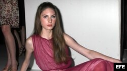 Una modelo luce un vestido de la colección Primavera del diseñador Alvin Alley.