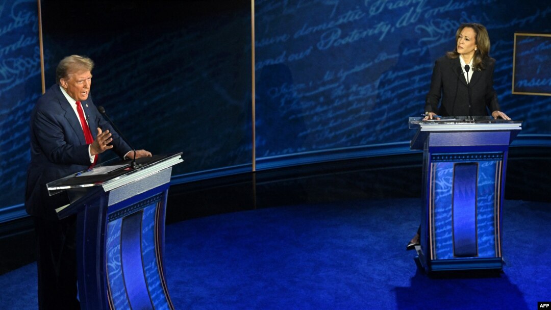 Los candidatos Donald Trump y Kamala Harris en el debate del 10 de septiembre de 2024. (AFP/Saul Loeb).