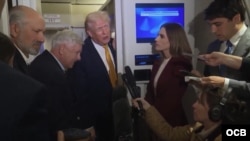 Doanld Trump en el avión presidencial