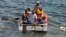 ARCHIVO. Un grupo de cubanos a bordo de una embarcación rústica.