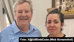 Mike Hammer junto a la periodista independiente Camila Acosta