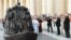 Papa Francisco ante una escultura de Timothy P. Schmaltz que refleja a un grupo de 140 migrantes de diferentes tiempos y culturas.
