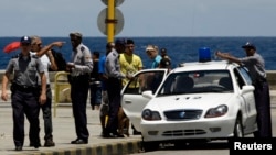 La policía controla el Malecón habanero. (Archivo)