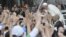 El papa Francisco bendice a un bebé a su llegada al rezo del Ángelus desde el balcón central del Palacio Arzobispal de San Joaquín en Río de Janeiro, el 26 de julio de 2013. 