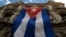 Una bandera cubana ondea en la fachada de un edificio de La Habana.