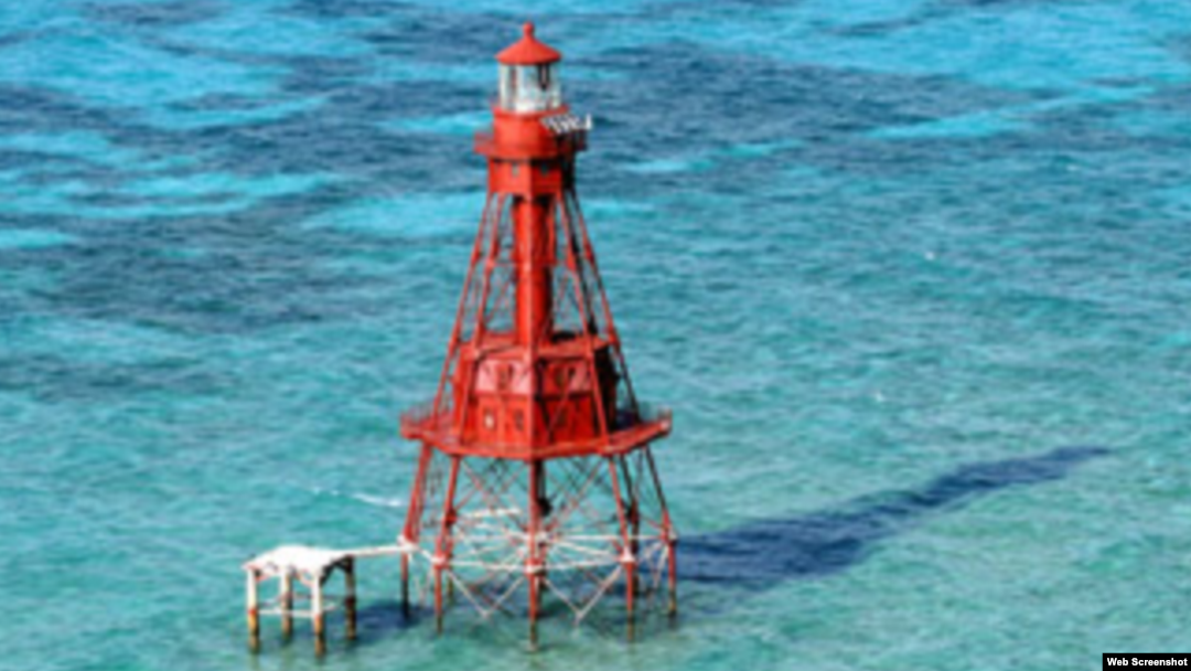 Faro American Shoal, frente al cayo Sugarloaf en la Florida.
