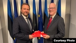 Orlando Gutiérrez Boronat (der.) junto al canciller de Estonia, Margus Tsakhna.