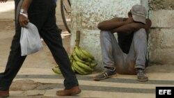 Un hombre duerme en una calle de La Habana.