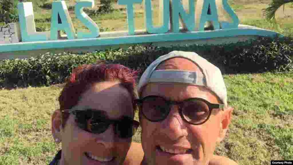 La pareja celebra con una fotografía la entrada a la provincia de Las Tunas. Foto tomada del Facebook de Run Across Cuba.