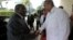 El vicepresidente de Sudáfrica, Cyril Ramaphosa (i), es recibido por el viceministro de Comercio Exterior de Cuba, Antonio Carricarte. EFE
