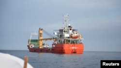 Buque en el Estrecho de Ormuz, frente a la costa de la provincia de Musandam, en Omán, el 12 de abril de 2026. 