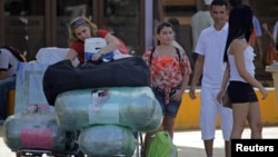 Fotografía de archivo de cubanoamericanos en el Aeropuerto Internacional José Martí en La Habana.