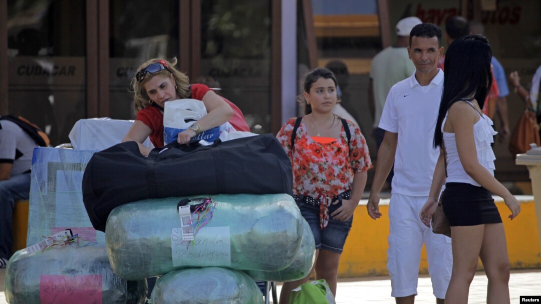  “Uno no huye del comunismo para volver una y otra vez con la maleta llena de dinero y compras para la familia”, asevera el editorial.