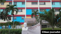 Reporta Cuba. Hospital de Holguín visto por fuera @luislazaroguanch.