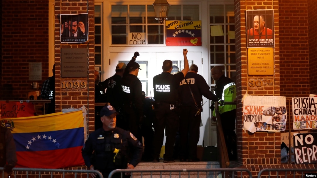 Agentes del Servicio Secreto de EEUU se preparan para ingresar a la Embajada de Venezuela para desalojar y arrestar a los últimos cuatro simpatizantes de Nicolás Maduro que han estado ocupando la sede diplomática.