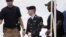 JL08. FORT MEADE (ESTADOS UNIDOS), 30/07/2013.- El soldado estadounidense Bradley Manning (C) sale del juicio en Fort Meade, Maryland, EE.UU., el 30 de julio de 2013. El soldado Manning ha sido declarado no culpable por el consejo de guerra  de "ayudar al