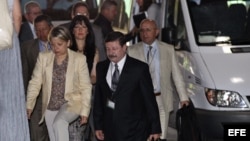 Los generales colombianos Javier Alberto Florez (c) y Álvaro Pico (d) llegan al Palacio de Convenciones el jueves para dialogar con guerrilleros de las FARC.