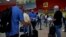 Pasajeros hacen fila en el mostrador de Copa Airlines en el Aeropuerto Internacional José Martí, en La Habana. (YAMIL LAGE / AFP)