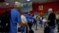 Pasajeros hacen fila en el Aeropuerto Internacional José Martí, en La Habana. (YAMIL LAGE / AFP)