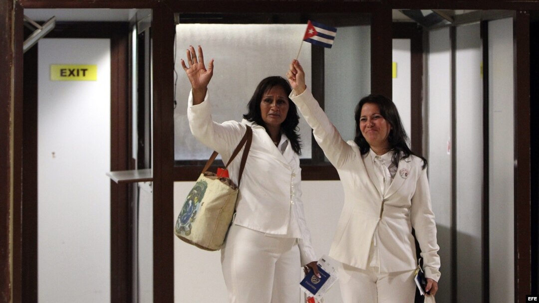 Las opositoras Laura Labrada (d), hija de la fallecida líder de las Damas de Blanco Laura Pollán, y Belkis Cantillo.