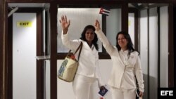 Las opositoras Laura Labrada (d), hija de la fallecida líder de las Damas de Blanco Laura Pollán, y Belkis Cantillo.