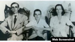 Camilo Cienfuegos junto a sus padres.
