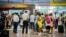 Pasajeros esperan el chequeo de Aduana en el Aeropuerto Internacional José Martí. (Archivo AFP/Adalberto Roque)