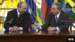 El presidente ruso Vladimir Putin junto al gobernante Raúl Castro. (Archivo)