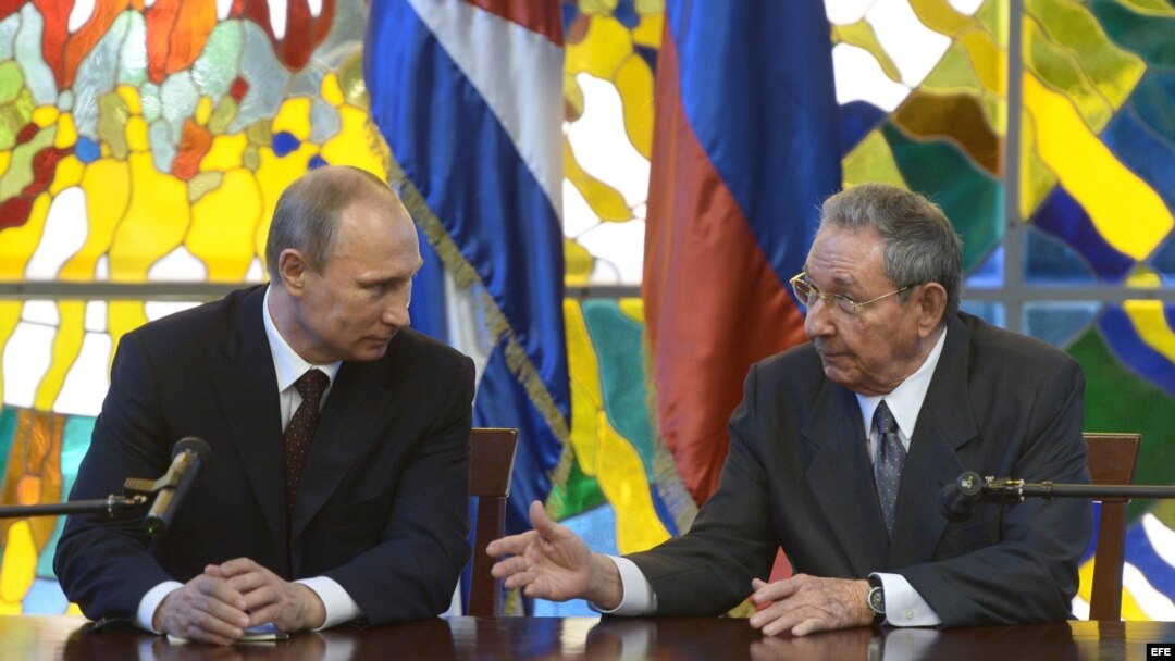El presidente de Rusia, Vladimir Putin y su contraparte cubano, Raúl Castro.