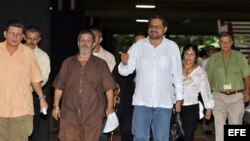 Los miembros de la delegación de las Fuerzas Armadas Revolucionarias de Colombia (FARC) en los diálogos de paz con el Gobierno colombiano Jorge Torres Victoria, alias "Pablo Catatumbo" (i), Luciano Marín Arango, alias "Iván Márquez" (2d) y Luis Alberto Al