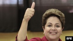 La presidenta brasileña (PT), Dilma Rousseff, en el momento de emitir su voto hoy, 5 de octubre, en la escuela pública Santos Dumont, en el barrio de Assunção de Porto Alegre.