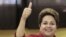 La presidenta brasileña (PT), Dilma Rousseff, en el momento de emitir su voto hoy, 5 de octubre, en la escuela pública Santos Dumont, en el barrio de Assunção de Porto Alegre.