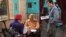 Escena de Vivir del Cuento, programa de la TV cubana que debe su popularidad al humor crítico.