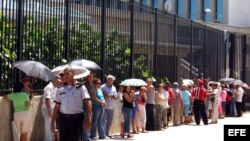 Archivo - Grupo de personas espera para solicitar visas en la entrada de la Sección de Intereses de EEUU (SINA, por sus siglas en inglés), en La Habana,Cuba. 