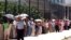 Grupo de personas espera para solicitar visas en la entrada de la Sección de Intereses de EEUU (SINA), en La Habana,Cuba. Archivo.