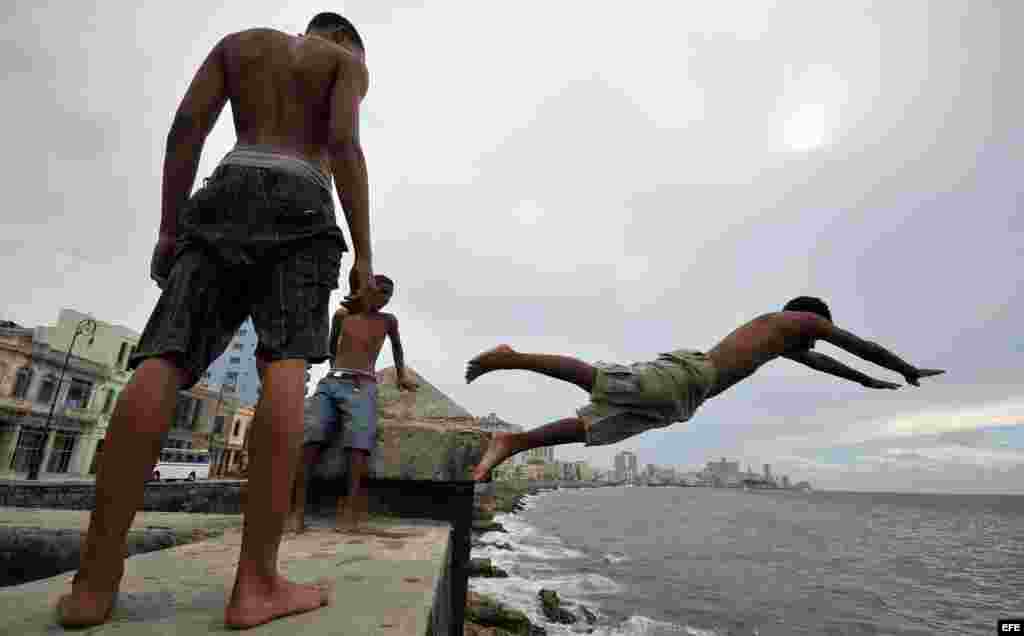 A riesgo de su vida, algunos se bañan en zonas no autorizadas 