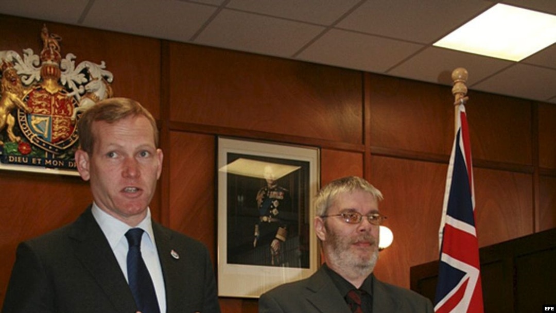 El presidente de la Asamblea autónoma de las Malvinas, Gavin Short (d), y el secretario de Estado británico para Latinoamérica, Jeremy Browne, anuncian que las Malvinas celebrarán en 2013 un referéndum sobre su "estatus político". EFE.