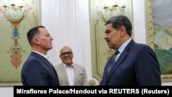 El gobernante venezolano Nicolás Maduro, y el enviado estadounidense, Richard Grenell, en el Palacio de Miraflores, en Caracas, el 31 de enero de 2025. (Palacio de Miraflores/Handout vía Reuters)