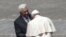 El papa Francisco saluda al presidente palestino Mahmoud Abbas.