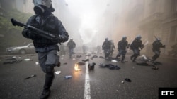 Policías cargan contra manifestantes durante la inauguración de la Expo 2015 de Milán.