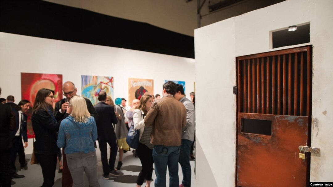 Réplica de celda en exposición realizada por Danilo Maldonado en San Francisco.