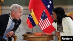El secretario de Energía de EE. UU., Chris Wright, conversa con la presidenta interina de Venezuela, Delcy Rodríguez, en el Palacio de Miraflores el día de la firma de un acuerdo, en Caracas, Venezuela, el 2 de septiembre de 2026. REUTERS/Leonardo Fernandez Viloria