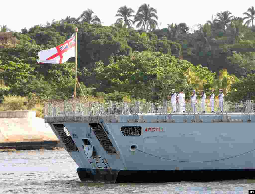 Detalle de la fragata HMS ARGYLL de la Marina Real del Reino Unido al entrar en puerto habanero. 